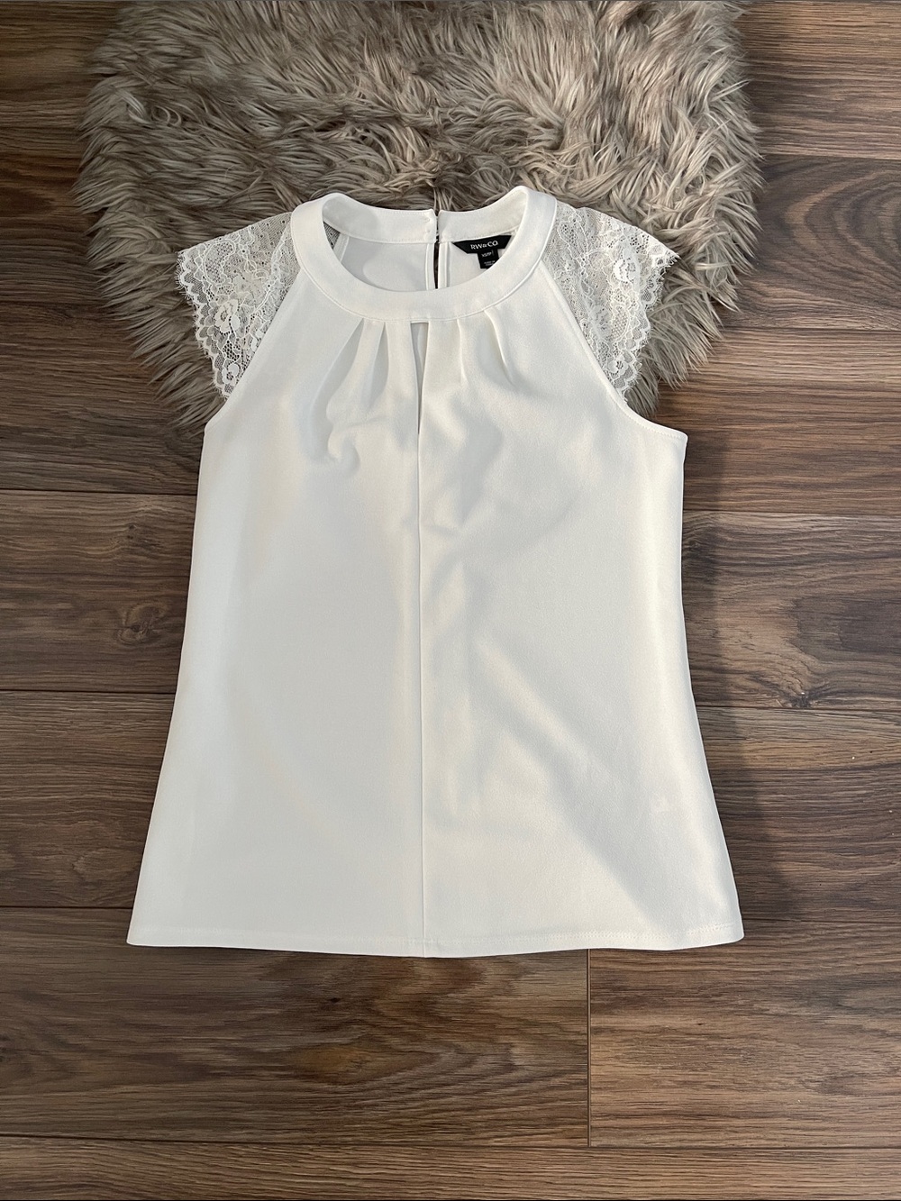 RW & Co White Sleeveless Lace Cap-Sleeve Shell